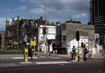 849812 Gezicht op de bebouwing aan de Leidseweg te Utrecht, vanaf de Tunnelweg, tijdens de sloop van de Stationswijk.